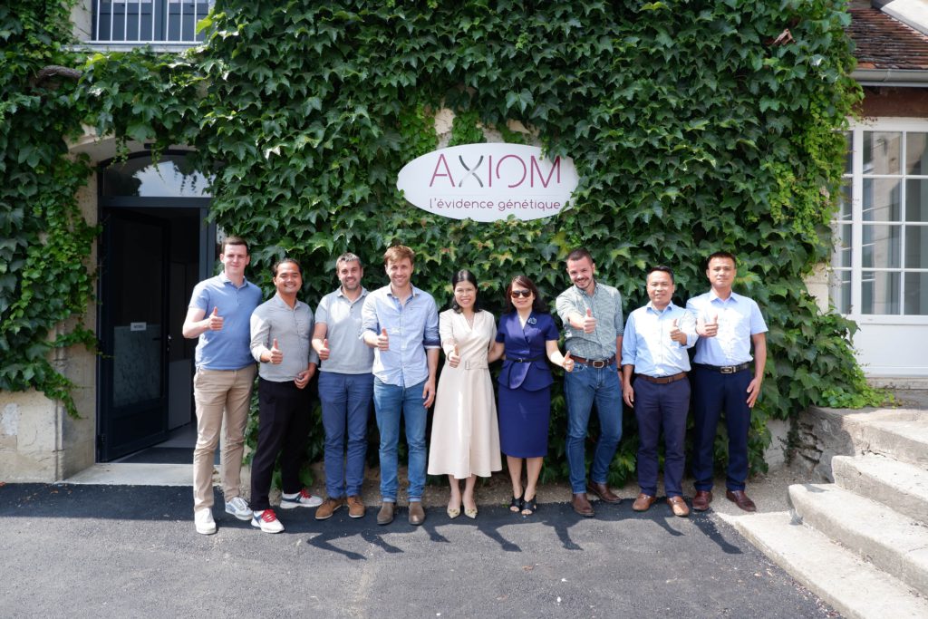 Les membres de l'équipe Axiom et l'équipe de Dabaco Group, notre distributeur vietnamien.