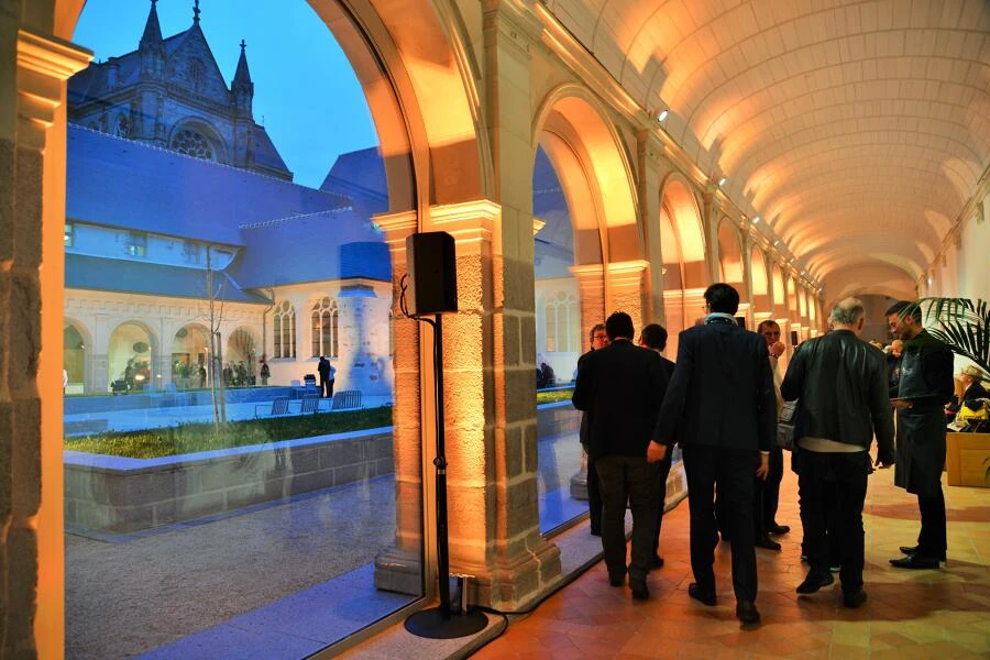 Hommes d'affaire lors d'une conférence dans le cloitre du couvent des Jacobins à Rennes