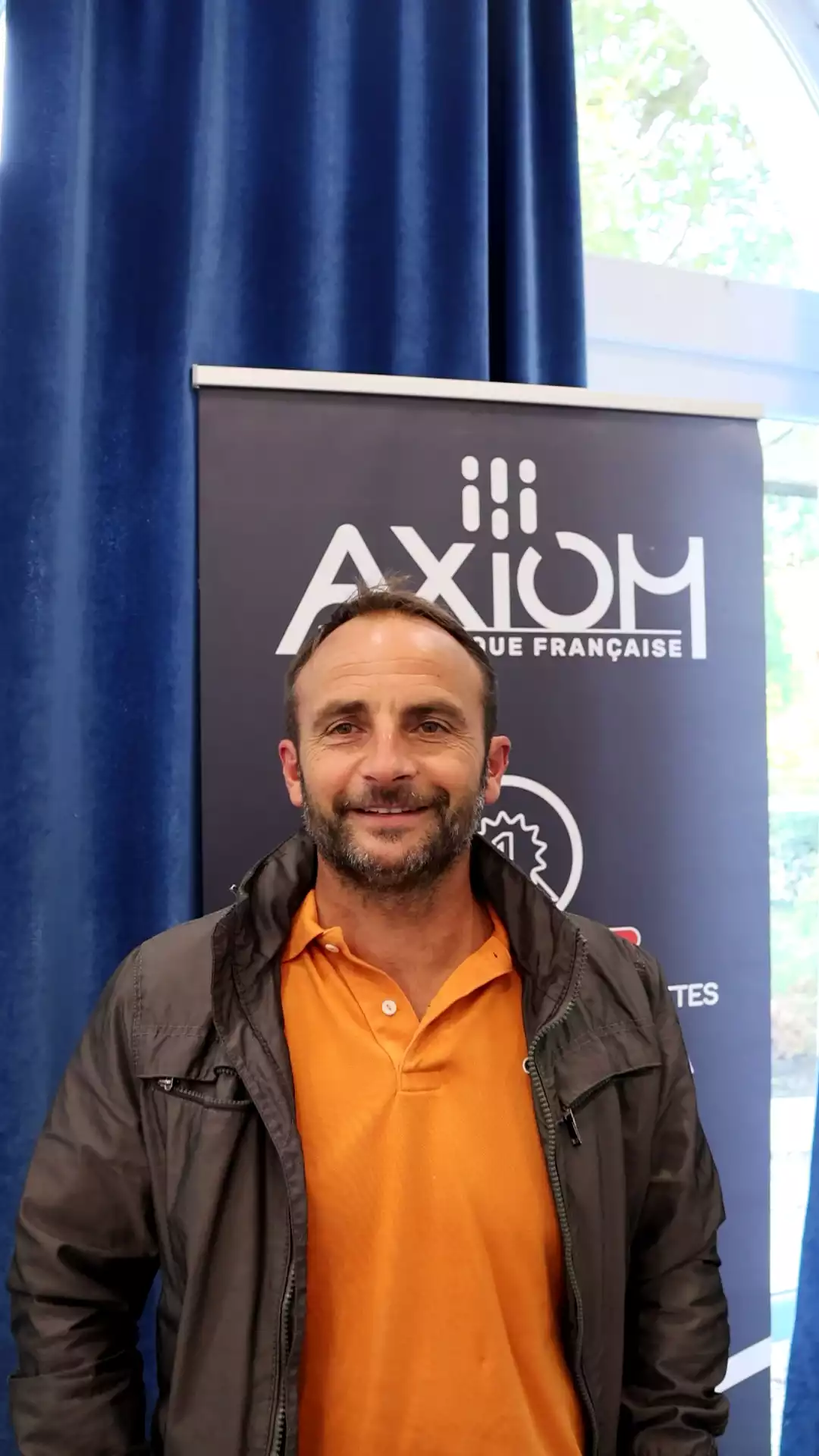 Portrait de Mikael Guilloux, gérant d'un élevage en Mayenne, ayant fait appel à l'expertise Axiom pour le dépeuplement - repeuplement.